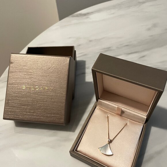 Divas’ Dream Necklace 18K Rose Gold, Mother-Of-Pearl & Diamond Pendant Necklace - Picture 5 of 12